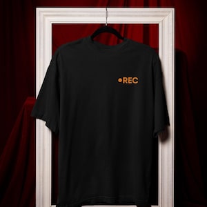 Minimalistisches REC Shirt: Orange Text, Film Crew Graphic Tee Comfort Colors®