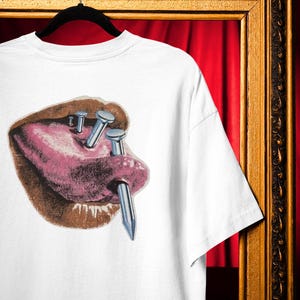 Comfort Colors® ボディホラーシャツ、シュールな口のグラフィックTシャツ、ゴシックペインアートシャツ、ダークシュールTシャツ