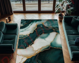 Puede incluir: Una alfombra rectangular con diseño de mármol. Presenta una mezcla de verde azulado oscuro, blanco y dorado. Los detalles dorados crean un patrón fluido. La alfombra está sobre un suelo de madera. Medidas en centímetros.