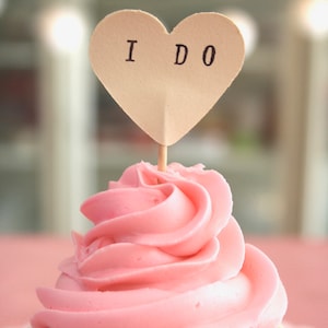 Toppers per cupcake I DO, 12 plettri stampati a mano - i cuori ORIGINALI stampati a mano in vintage, kraft, menta, rosso, rosa o bianco
