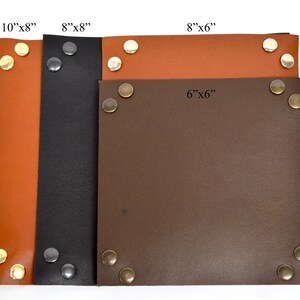 Puede incluir: Cuatro bandejas de cuero en diferentes tama&ntilde;os, 10"x8", 8"x8", 8"x6" y 6"x6", con remaches de lat&oacute;n alrededor de los bordes. Las bandejas son de color marr&oacute;n, negro y marr&oacute;n claro.
