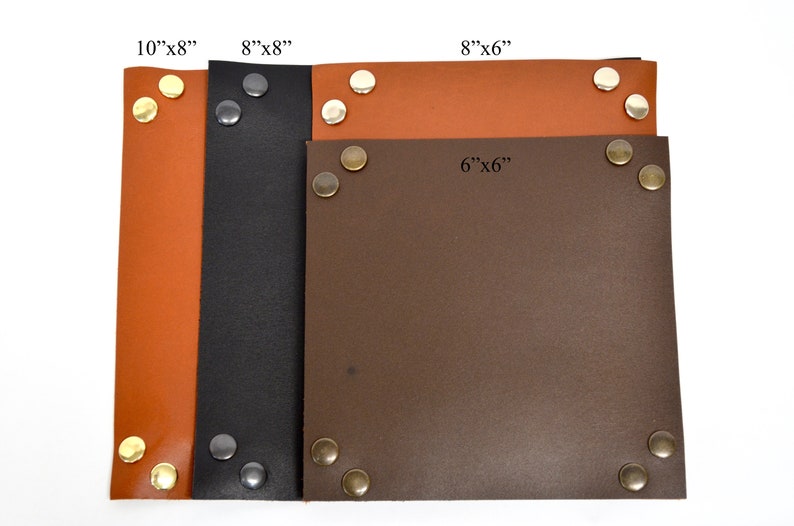 Puede incluir: Cuatro bandejas de cuero en diferentes tama&ntilde;os, 10"x8", 8"x8", 8"x6" y 6"x6", con remaches de lat&oacute;n alrededor de los bordes. Las bandejas son de color marr&oacute;n, negro y marr&oacute;n claro.