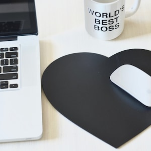 Alfombrilla de ratón de cuero con forma de corazón: accesorio de escritorio personalizado