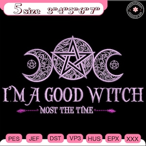 Puede incluir: Gráfico negro con el texto "I'M A GOOD WITCH MOST THE TIME" en blanco y un diseño morado claro. El diseño incluye un pentagrama, medias lunas y estrellas. La imagen también incluye opciones de tamaño.