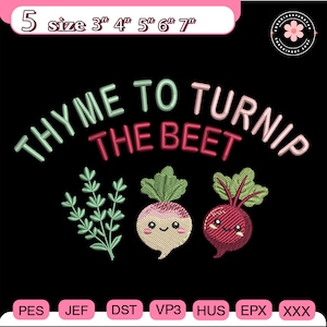Peut inclure: Une broderie sur fond noir présente l'expression "THYME TO TURNIP THE BEET" en vert et rose. En dessous, des images brodées de thym, d'un navet et d'une betterave. Le design est disponible en tailles de 7.6 cm à 17.8 cm.