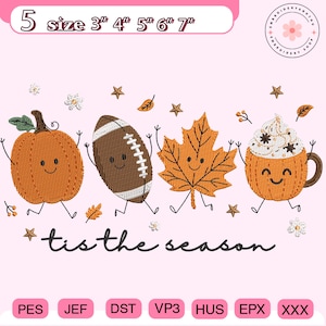 Op de afbeelding: Een borduurontwerp met een lachende oranje pompoen, een bruine football, een goudkleurig esdoornblad en een mok warme chocolademelk. De tekst 'tis the season' staat in zwarte letters. Inclusief 5 maten: 3", 4", 5", 6" en 7".
