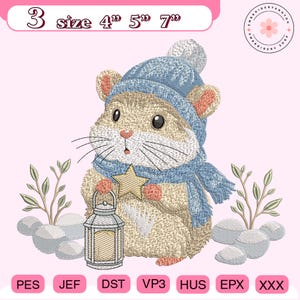Può includere: Design ricamato di un criceto con cappello e sciarpa blu, che tiene in mano una lanterna con una stella. Il design include il testo "3 size 4" 5" 7"" ed è circondato da piccole rocce e piante. Disponibile in vari formati.