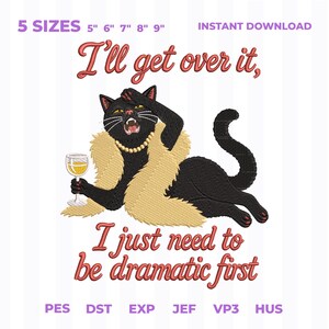 Può includere: Un disegno per ricamo con un gatto nero che indossa un boa di piume beige e una collana di perle, mentre tiene un bicchiere di vino bianco. Il testo recita: I'll get over it, I just need to be dramatic first. Include 5 misure: 5", 6", 7", 8", 9".