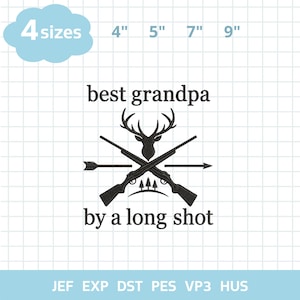 Può includere: Un design grafico bianco con la scritta "best grandpa by a long shot". Il design include fucili incrociati, una testa di cervo e una freccia. L'immagine mostra anche le dimensioni 10 cm, 13 cm, 18 cm e 23 cm.