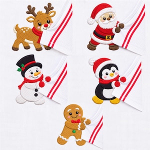 Op de afbeelding: Vijf geborduurde kerstpatches op witte stof met rode strepen. De ontwerpen bevatten een bruin rendier, de Kerstman in een rood pak, een sneeuwpop met een zwarte hoge hoed, een pinguïn met een rode muts en een bruin peperkoekmannetje.