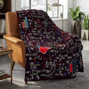 Puede incluir: Una manta de color oscuro con un estampado vibrante y multicolor de ecuaciones matemáticas complejas, fórmulas de cálculo y gráficos geométricos en blanco, rojo, azul y amarillo, colocada sobre un sillón de cuero beige.
