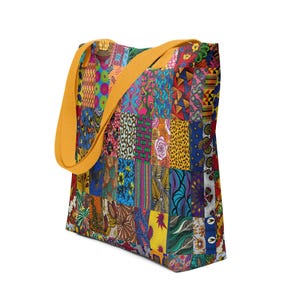Puede incluir: Un bolso tote con un diseño de patchwork vibrante compuesto por numerosos paneles rectangulares con diversos patrones coloridos, incluyendo motivos florales, geométricos y abstractos. El bolso tiene dos correas de hombro de tela color amarillo mostaza.