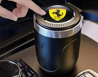 Stilvoller Auto-Aschenbecher mit Logo - Elegantes Auto-Accessoire | Tragbarer Aschenbecher mit Deckel und LED-Licht | Luxus Car Interior Geschenk