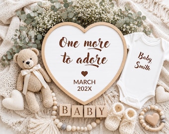Szablon ogłoszenia o ciąży „One More to Adore” Ogłoszenie o narodzinach dziecka Neutralny, edytowalny, ujawniony w mediach społecznościowych, natychmiastowe pobranie