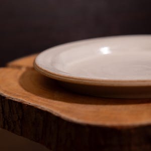 Liten enkel vit tallrik