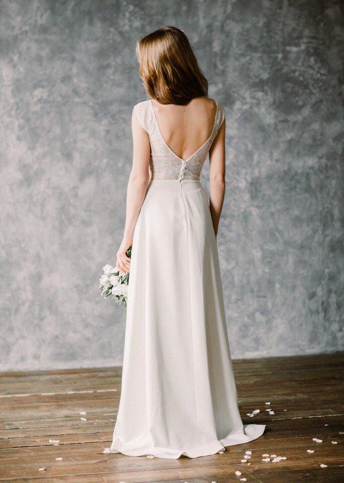 Robe de mariée bohème en dentelle et crêpe minimaliste