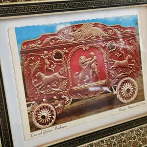 Cornice in legno con intarsi geometrici Khatam Kari persiani del XX secolo con cartolina d'epoca del circo Ringling