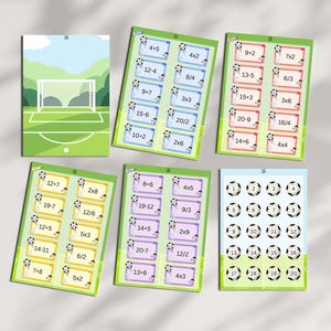 Puede incluir: Seis tarjetas educativas rectangulares con temática de fútbol. Una tarjeta muestra una portería de fútbol en un campo. Cuatro tarjetas contienen ecuaciones matemáticas en cajas coloridas decoradas con balones. Una tarjeta muestra los números del uno al veinte sobre balones.