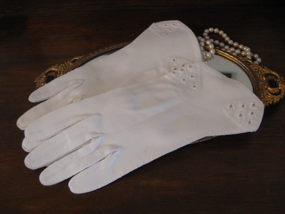 Vintage Schiaparelli   Fownes  White Gloves  7 1/… - image 1