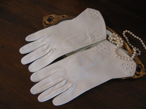 Vintage Schiaparelli   Fownes  White Gloves  7 1/… - image 3