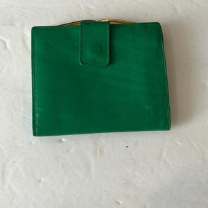Cartera vintage de piel verde.