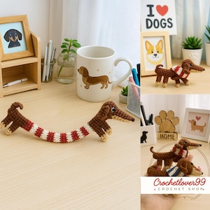 Puede incluir: Una colección de artículos con temática de perro salchicha, que incluye un perro de ganchillo con cuerpo a rayas rojas y blancas, una taza con una ilustración de perro salchicha y retratos de perros enmarcados. El perro de ganchillo tiene detalles marrones y beige.