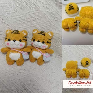 Pode incluir: Brinquedos de pelúcia de tigre de crochê feitos à mão. Os tigres são amarelos com listras pretas, barrigas brancas e bochechas rosadas. Cada tigre tem uma pequena bolsa azul e rosa. A imagem também mostra partes separadas do corpo do tigre.