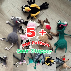 Op de afbeelding: Een verzameling handgemaakte gehaakte deurvastzetters in verschillende dierlijke vormen, waaronder een vogel, een muis, een koe, een hert en een kikker. De deurvastzetters zijn in verschillende kleuren, waaronder zwart, geel, grijs, roze, bruin en groen. De tekst "5+ PDF Pattern Door Stopper" is ook zichtbaar.