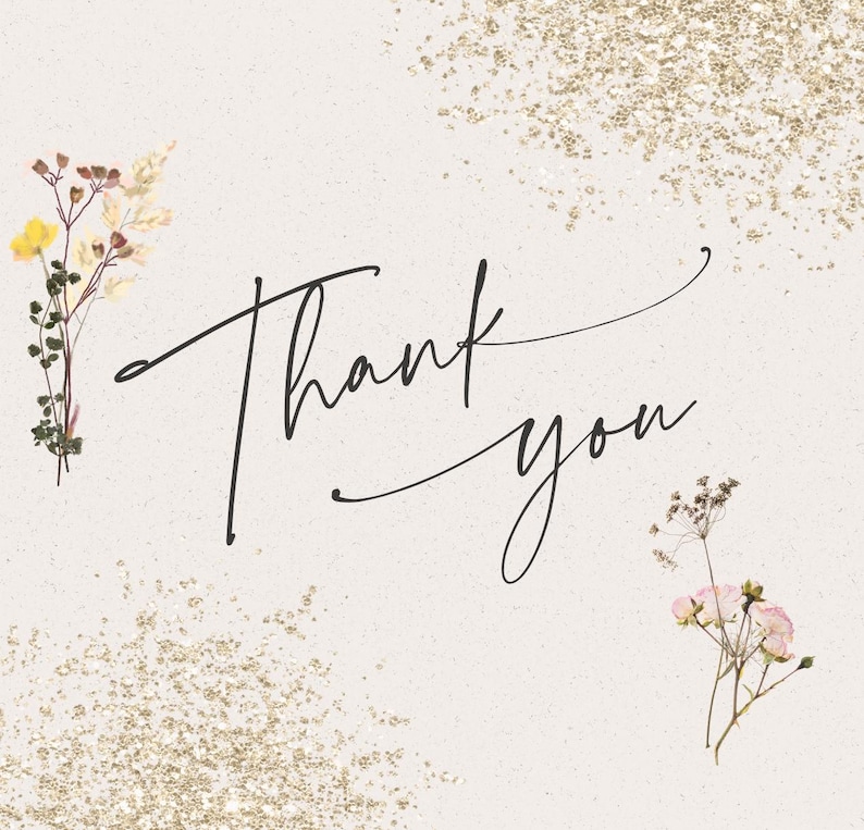Pu&ograve; includere: Una cartolina color crema con la scritta "Thank you" in elegante calligrafia nera. La cartolina &egrave; adornata con fiori secchi e dettagli glitterati dorati, creando un design delicato e celebrativo.