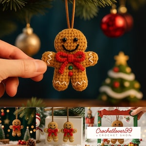 Puede incluir: Adorno navideño de hombre de jengibre tejido a ganchillo, con lazo rojo y detalles blancos. El adorno tiene una cara sonriente y cuelga de una cuerda marrón. Decoraciones navideñas en el fondo.