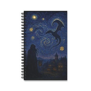 Könnte beinhalten: Spiralgebundenes Notizbuch mit Fantasy-Illustration. Das Cover zeigt einen Drachen und eine Kapuzenfigur vor einem wirbelnden Nachthimmel mit Sternen und einem Dorf. Das Design ist im Stil einer sternenklaren Nacht gehalten.