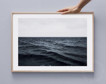 Ozean Fotografie, schwarz weiß tiefblau ruhig Wellen Natur Druck, moderne Küste Wasser Poster, große druckbare Wandkunst digitaler Download
