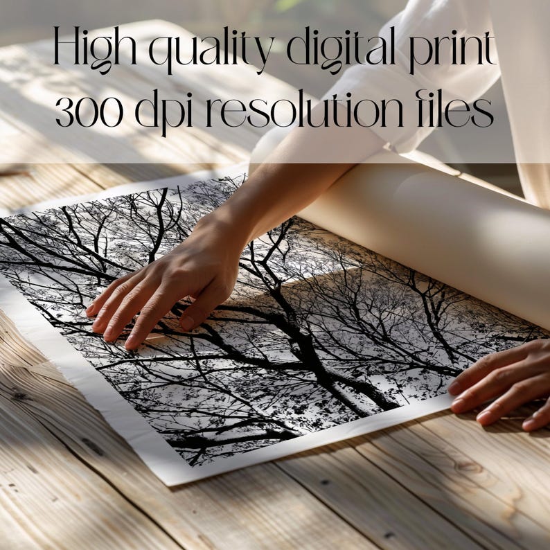 Pu&ograve; includere: Stampa digitale in bianco e nero di rami di alberi con il testo "High quality digital print 300 dpi resolution files". La stampa viene srotolata su una superficie di legno.