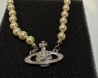 Gargantilla de perlas plateadas de Vivienne Westwood con mini bajorrelieve