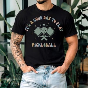 È una bella giornata per giocare a pickleball, maglietta per giocatore di pickleball, carina maglietta da pickleball per moglie, regalo retrò per gli amanti del pickleball