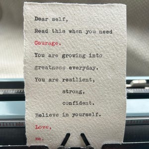 Carte de vœux du jour – À lire lorsque vous aurez besoin de courage – Cadeau de motivation positive – Citations d'art inspirantes dactylographiées
