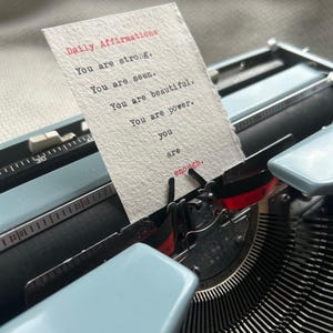 Biglietto di affermazione quotidiana - Regalo di motivazione positiva - Citazione ispiratrice scritta a macchina - Regalo di incoraggiamento per lei