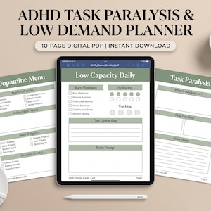 Op de afbeelding: Een 10-pagina tellende digitale ADHD-taakverlamming en lage-vraagplanner, weergegeven op een tabletscherm en twee geprinte vellen. De pagina's hebben saliegroene koppen met secties genaamd Dopamine Menu, Low Capacity Daily en Task Paralysis.