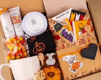 Può includere: Una scatola regalo contenente una tazza bianca, un tubetto di crema mani al burro di karité, una candela, un vasetto di miele con cucchiaino in legno, una piccola zucca, un taccuino con scritto NOTES, una lista di lettura, caramelle e adesivi.