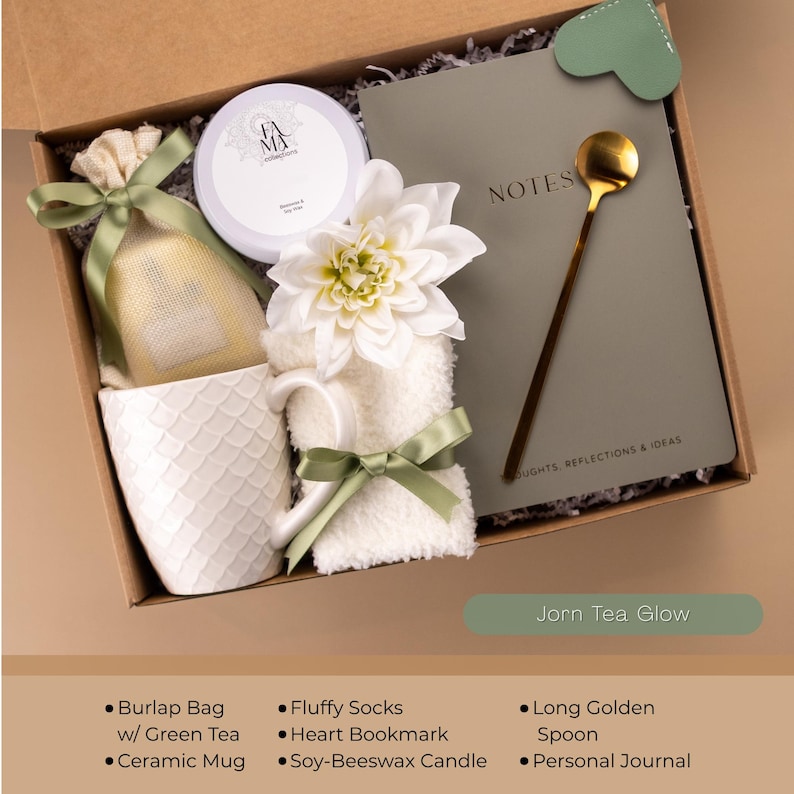JORN TEA GLOW
• Ceramic Mug
• Burlap Bag with Green Tea
• Fluffy Socks
• Heart Bookmark
• Soy-Beeswax Candle
• Long Golden Spoon
• Personal Journal
• White Flower