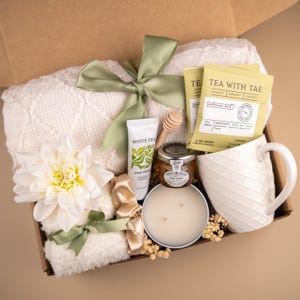 Chemo Care Package for Her | Fighters, Sending a Hug in a Box | Personalized Get Well Soon Gift for Cancer | Thinking of You Cancer Gift Box