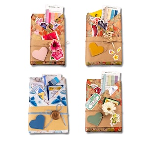 Peut inclure: Quatre pochettes d&eacute;coratives en papier, chacune envelopp&eacute;e de ficelle et orn&eacute;e d'autocollants, de c&oelig;urs et de fleurs. Les pochettes contiennent des listes de lecture, des marque-pages et d'autres petits objets. Les pochettes ont un motif sur le th&egrave;me de l'automne.