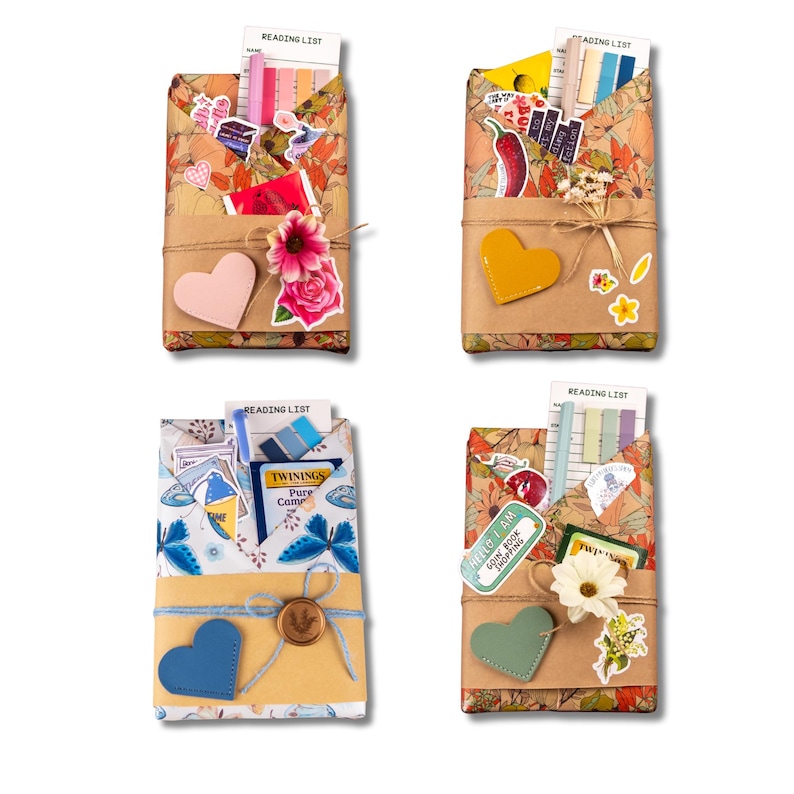 Peut inclure: Quatre pochettes d&eacute;coratives en papier, chacune envelopp&eacute;e de ficelle et orn&eacute;e d'autocollants, de c&oelig;urs et de fleurs. Les pochettes contiennent des listes de lecture, des marque-pages et d'autres petits objets. Les pochettes ont un motif sur le th&egrave;me de l'automne.