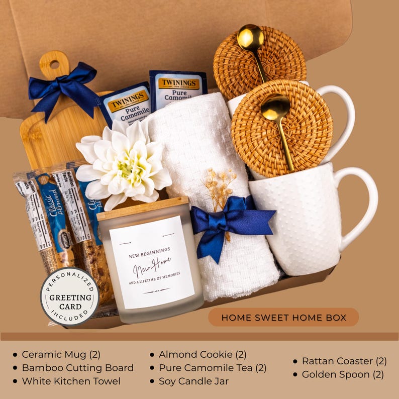 Peut inclure: Coffret cadeau Home Sweet Home avec planche &agrave; d&eacute;couper en bambou, serviette blanche, bougie de soja, tasses en c&eacute;ramique, biscuits aux amandes, th&eacute;, dessous de verre en rotin et cuill&egrave;res dor&eacute;es. Carte de v&oelig;ux personnalis&eacute;e incluse.