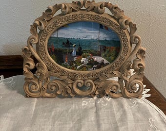 Verzierter Bilderrahmen mit Küstenbild, Farbabsplitterungen