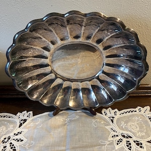 Scalloped Oval Reed and Barton 113 Silver Plate Tray