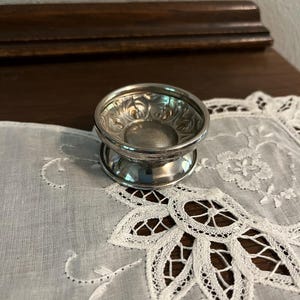 ヴィンテージの脚付きシルバープレートソルトセラー