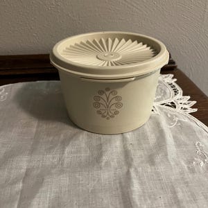 Vintage tupperwarebus met deksel