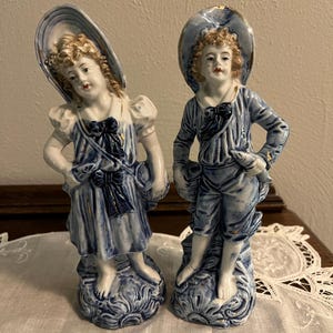 Vintage blaue und weiße Jungen und Mädchen Figuren