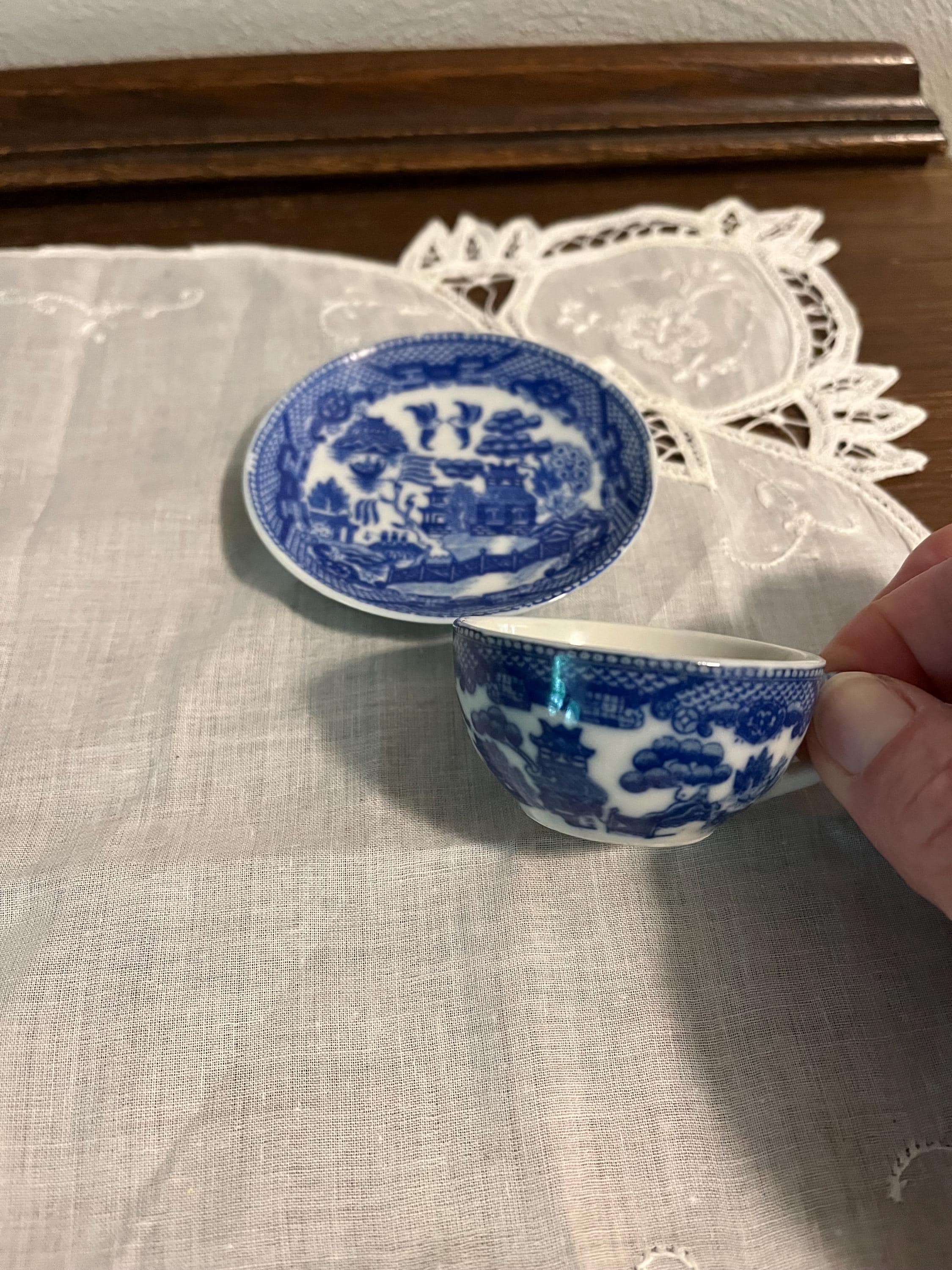 ヴィンテージのミニチュアブルーウィローティーカップ＆ソーサー、縁に